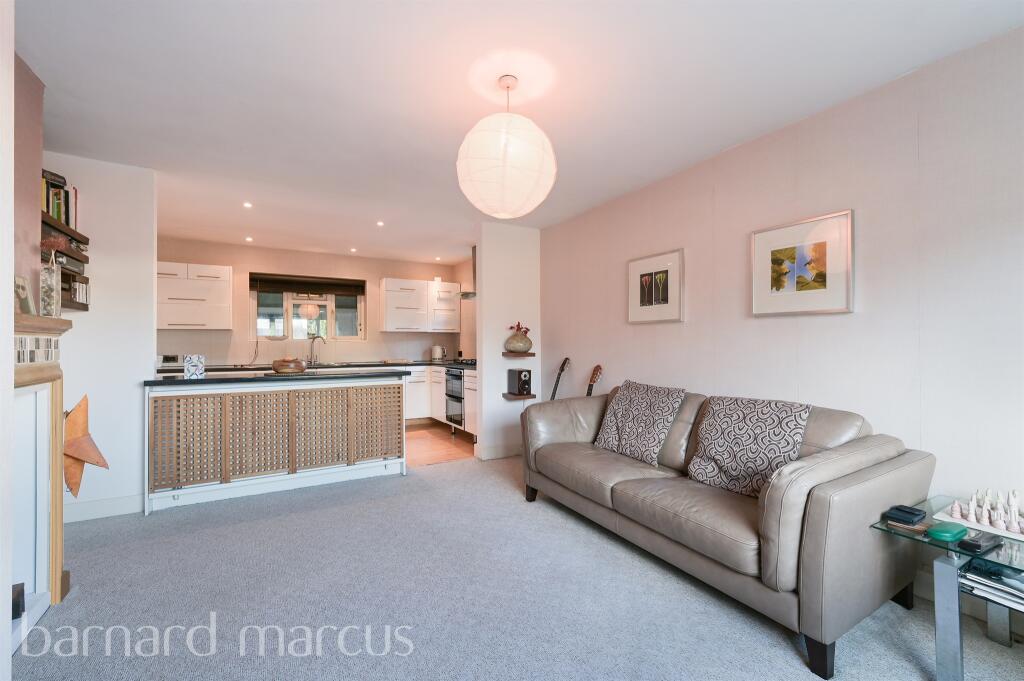 Sparrow Farm Drive, Feltham photo 3