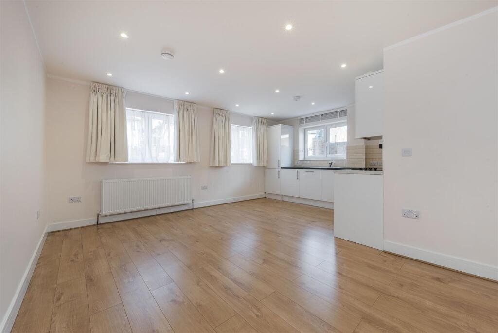 Leeway Close, Hatch End, Pinner - View 4