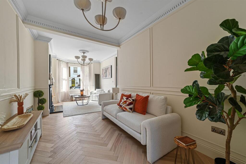 House in London, Leyton - More