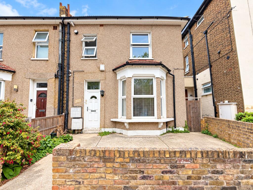 2-bed flat on Gilmore Road, London, SE13, £325,000