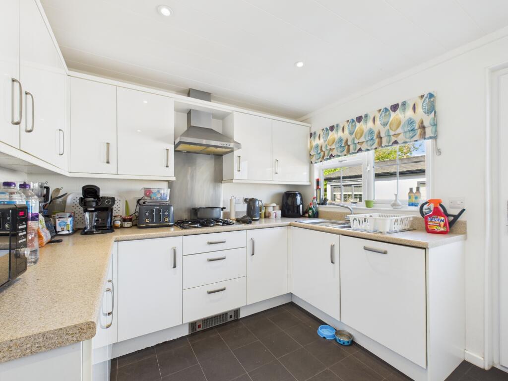 Loddon Court Farm Park Homes, Reading, RG7 photo 4