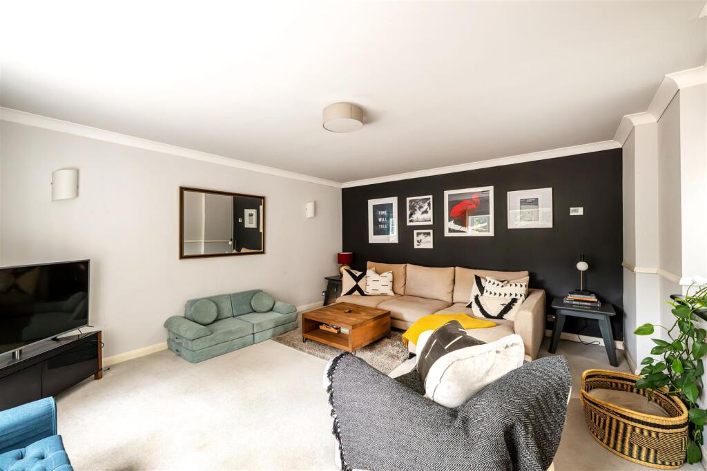 House in Hemel Hempstead - More