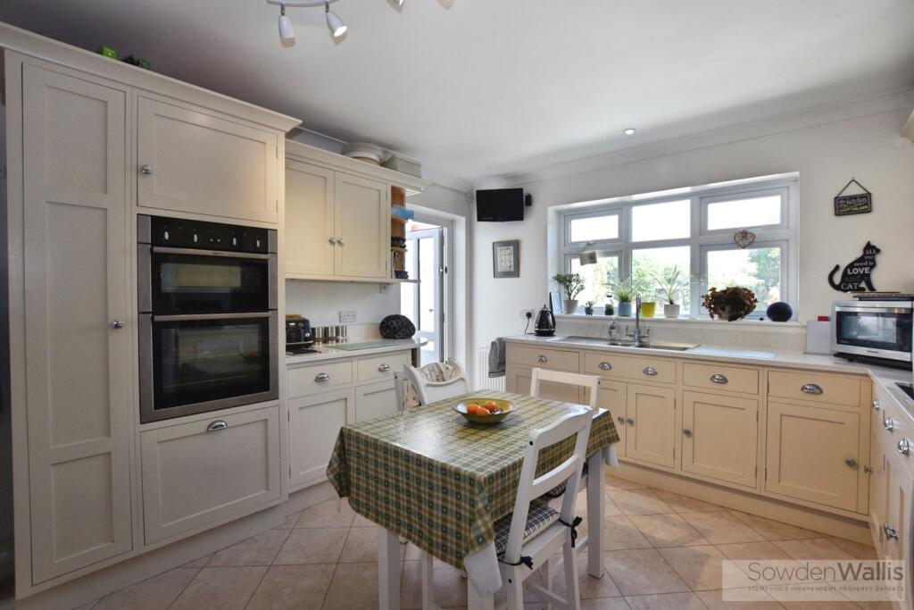 House in South Kesteven, Baron St Martin, Stamford - More
