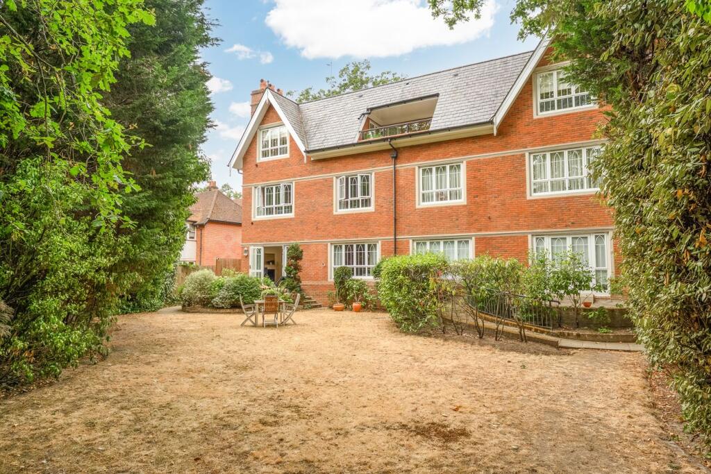 Apartment in Walton-on-Thames, Hersham - More