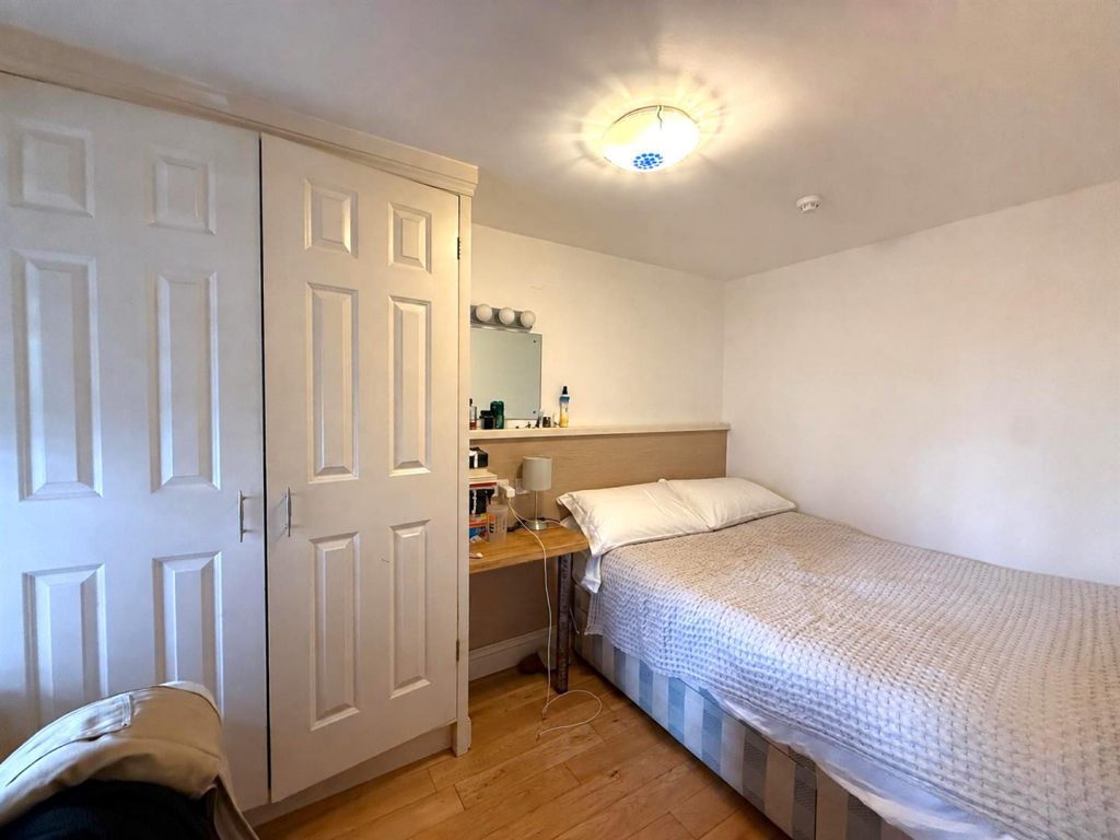 Apartment in Exeter - View 3