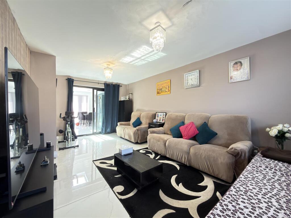 House in Leicester, Mowmacre Hill - View 2
