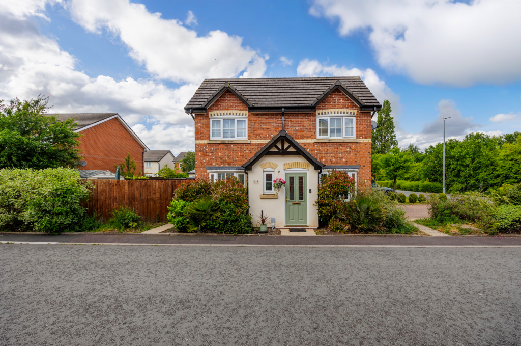 3-bed detached on 9 Etherley Drive, Newton Le Willows, WA12 8NS, £285,000