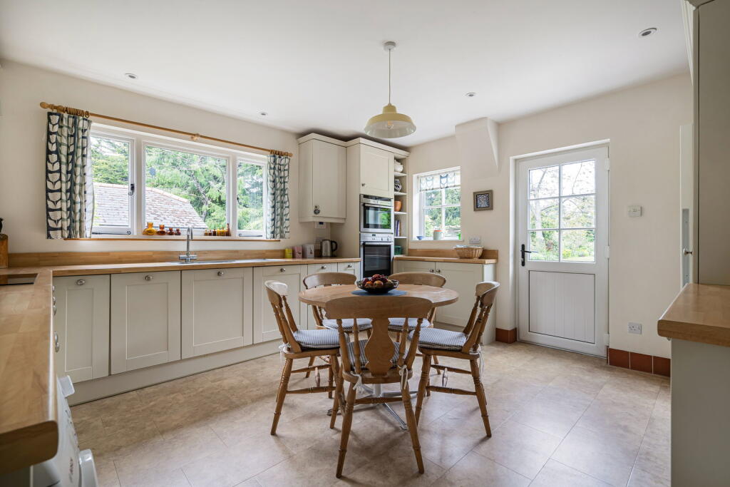 St. Nicholas Avenue, Bookham,  KT23 photo 3