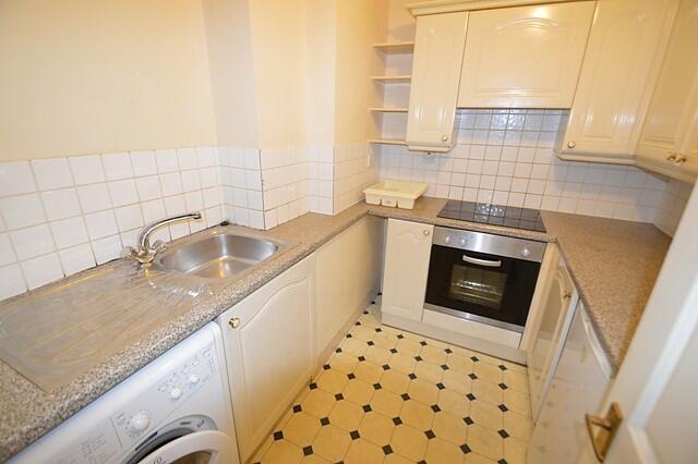 2 bedroom Ground Floor Apartment in Godalming photo 2