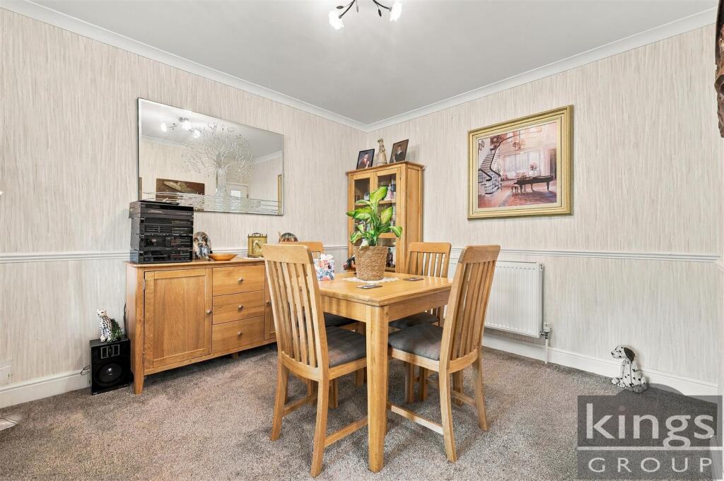 House in Broxbourne, Waltham Cross - More