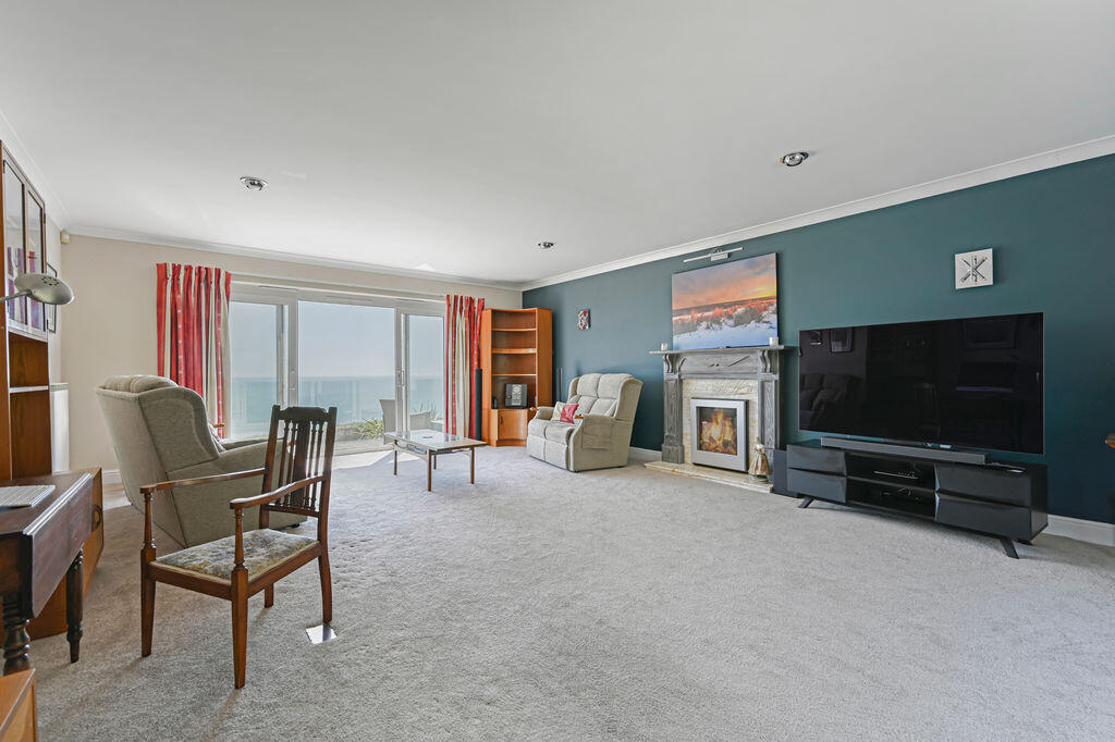 House in Folkestone, Golden Valley, Sandgate - More