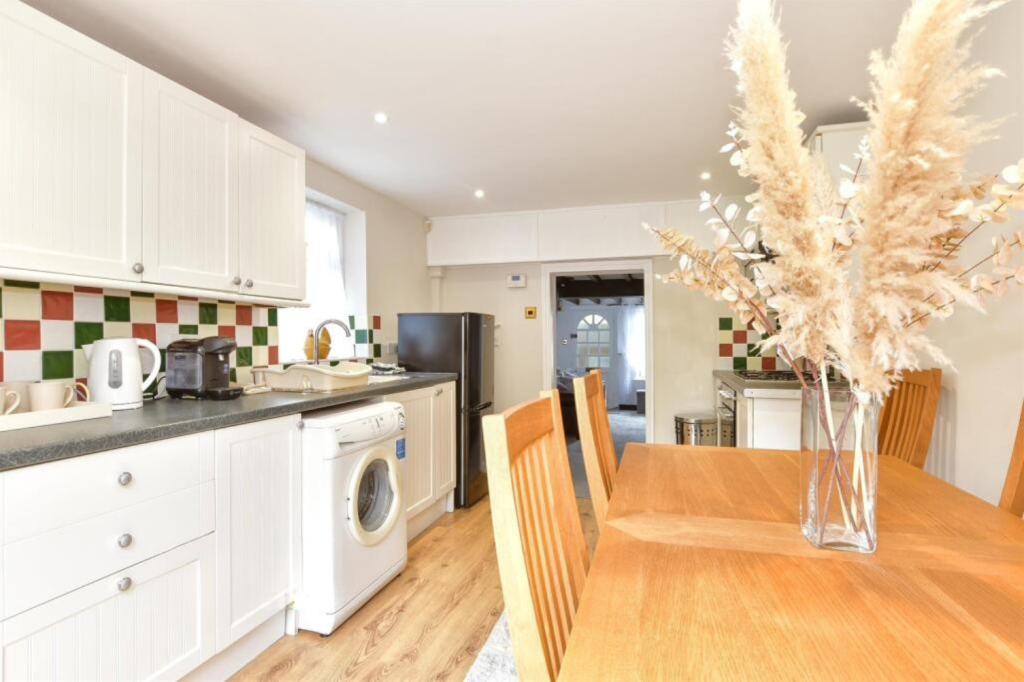 Main image of property: Victoria Cottage, School Lane, Sevenoaks, TN15 6JN