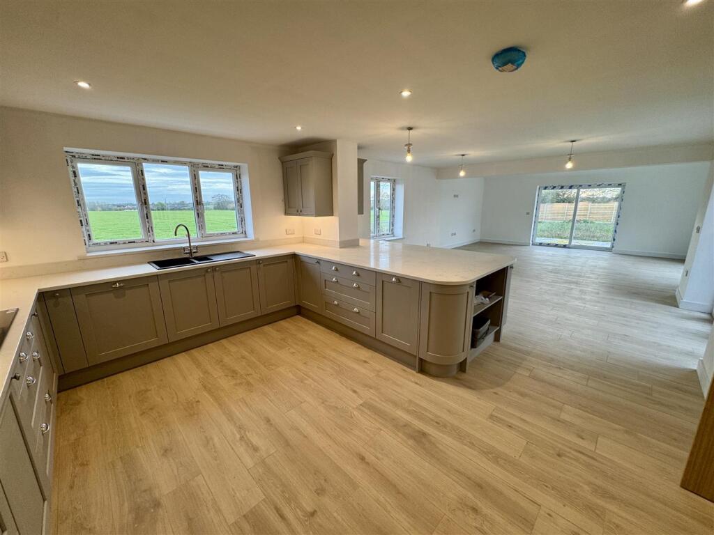 Hall Road, Brockdish photo 2
