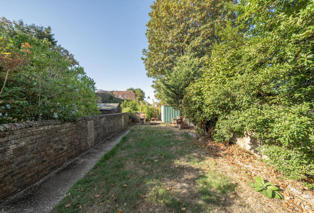 Lumley Road, Horley, Surrey, RH6 photo 2