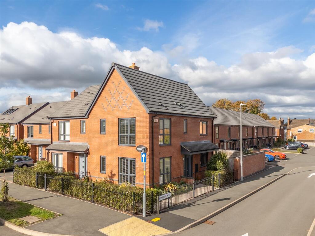 3-bed semi-detached on 2 Renshaw Drive, Leamington Spa, £450,000