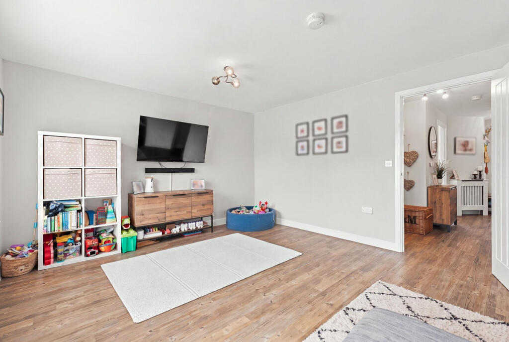 House in Rochford, Great Wakering - More