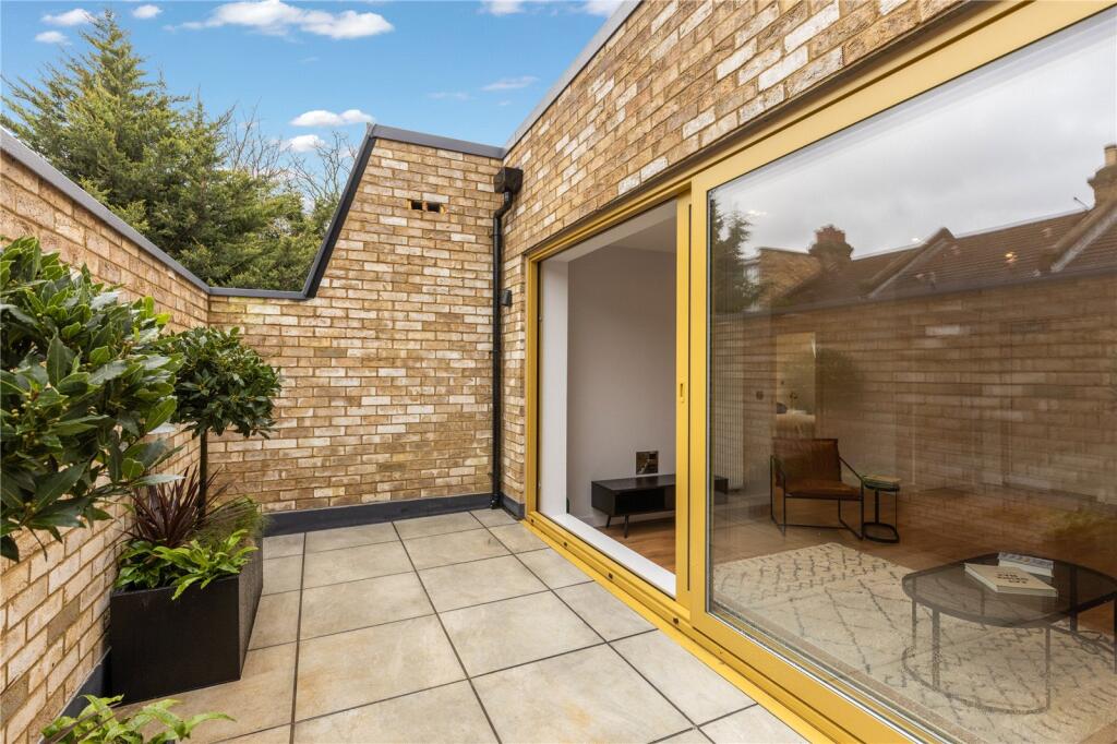 Garratt Lane, SW17 photo 4