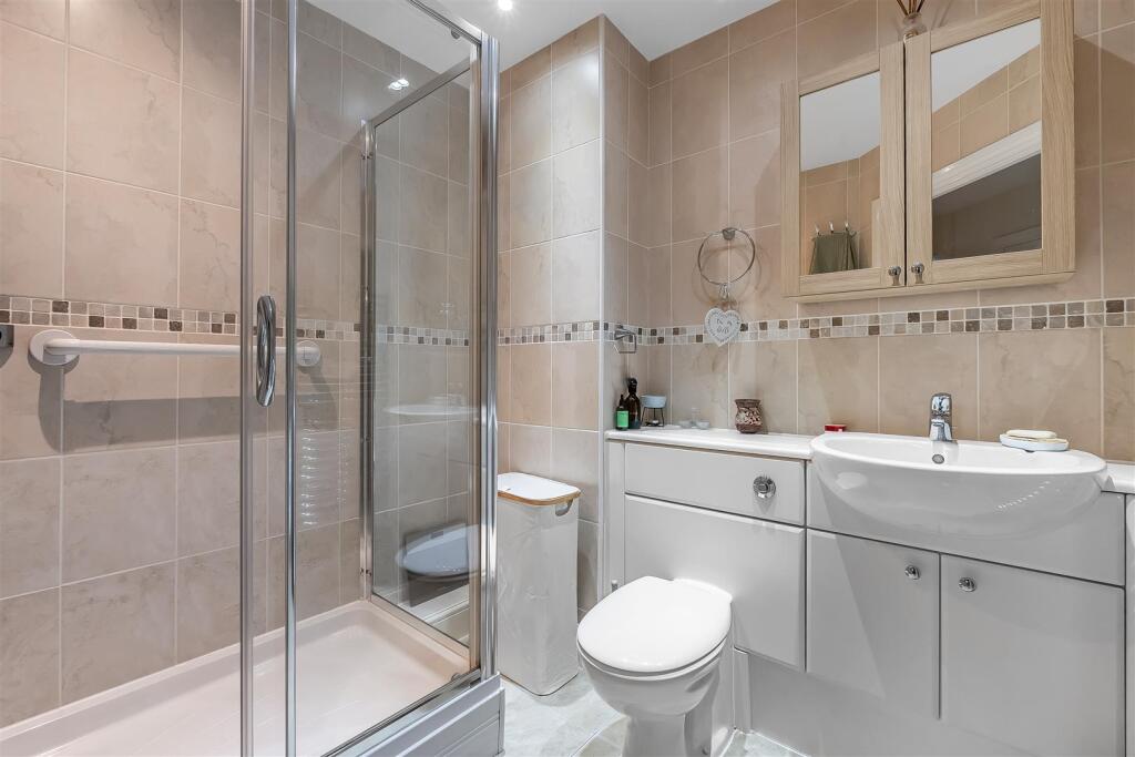 Apartment in Mole Valley, Leatherhead - View 4