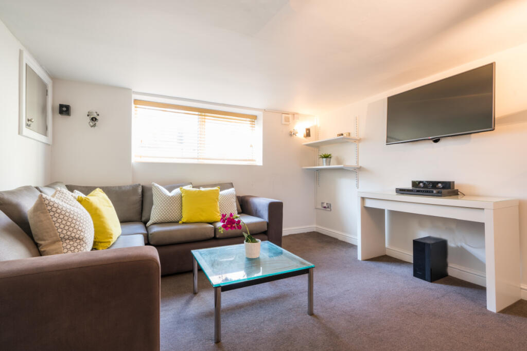 House in Leeds, Headingley Hill, Hyde Park - View 4