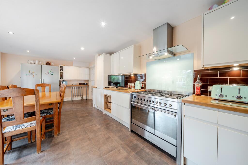 Somersby Crescent, Maidenhead photo 2