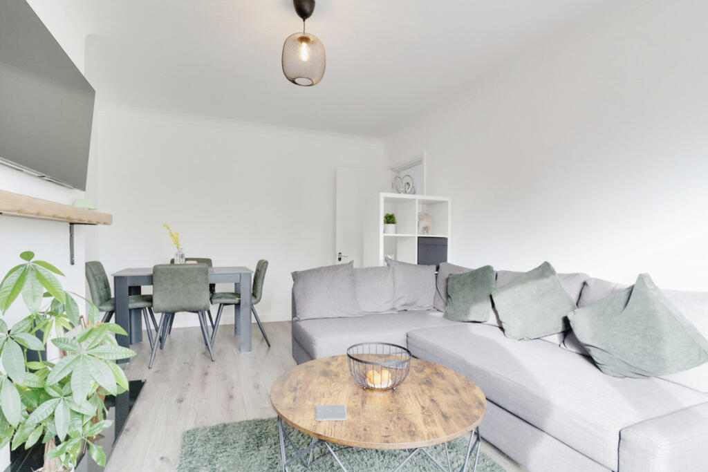 House in Castle Point, Hadleigh - View 2