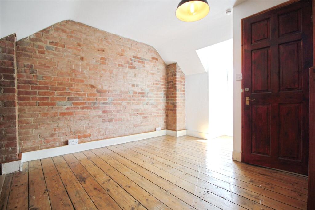 Elgar Road, Reading, RG2 - More