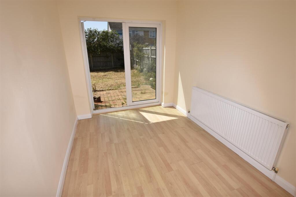 Thorney Bay Road, Canvey Island photo 4