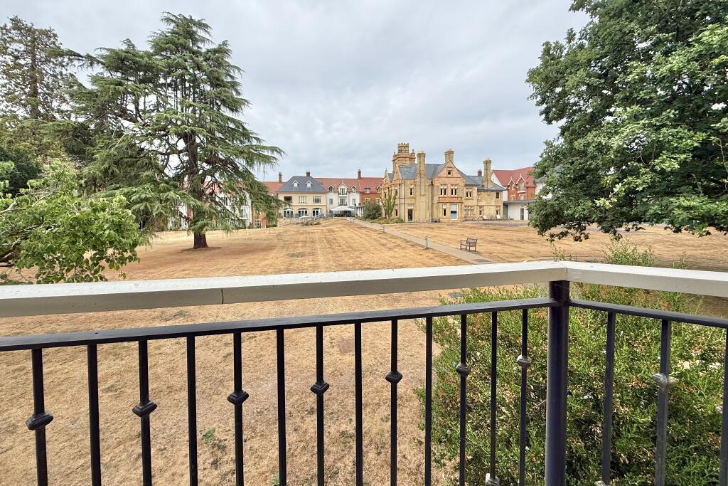 Apartment in Southampton - View 3