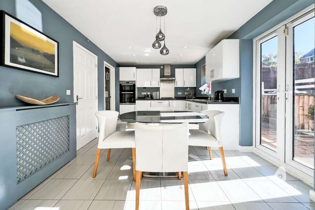 House in Binfield, Bracknell Forest - View 4