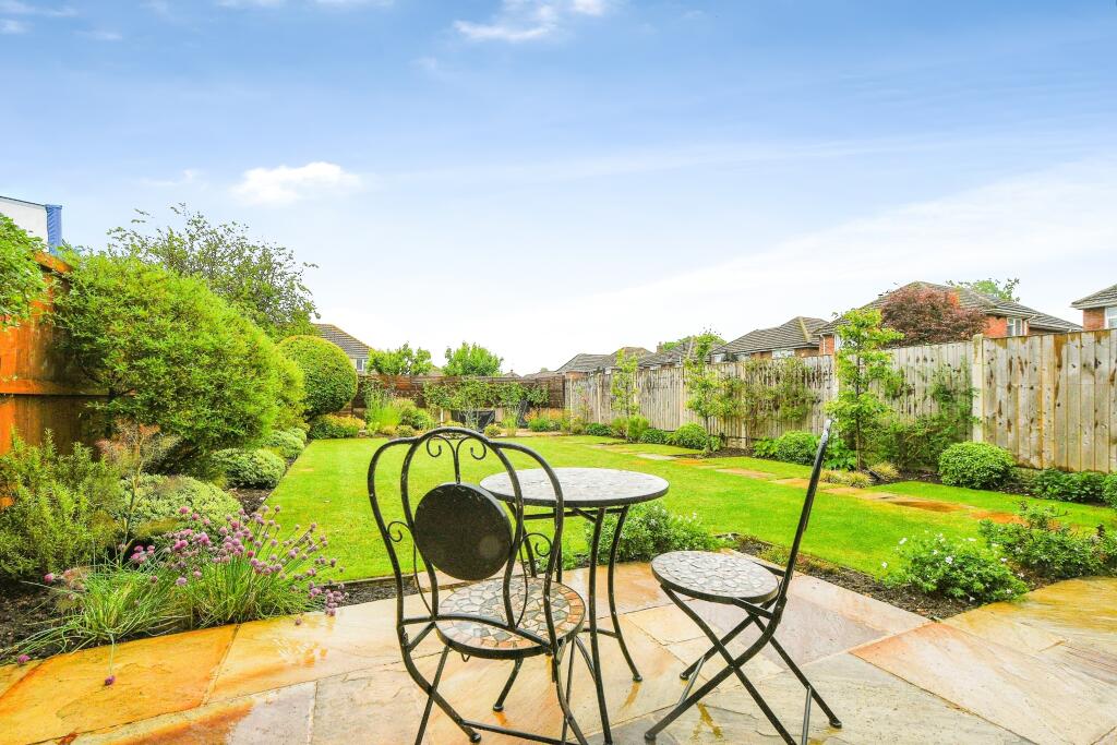 Dorchester Road - Lawn, Swindon, SN3 - View 2