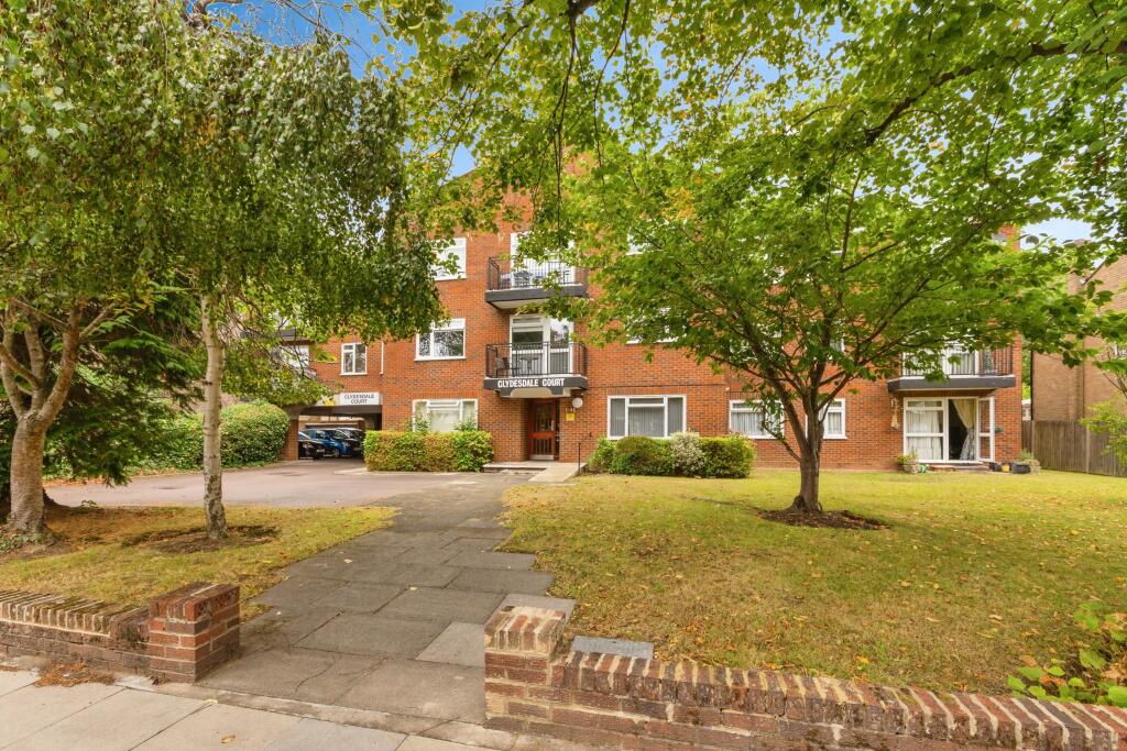 3 Oakleigh Park North, London, N20 photo 3