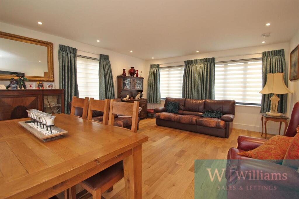 1 PADDOCK CLOSE photo 4