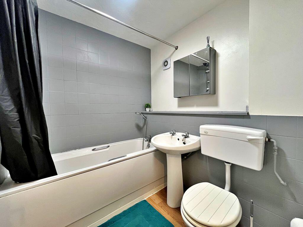 Apartment in Southall - View 4