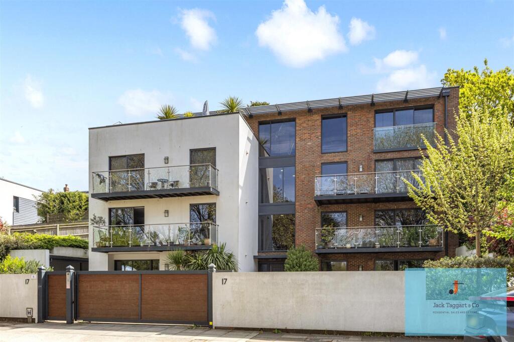 2-bed flat on Goldstone Crescent, Hove, £550,000