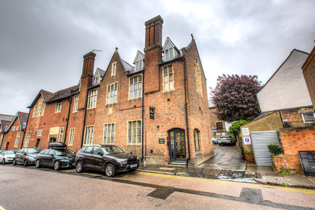 Arquen House – central St Albans with parking