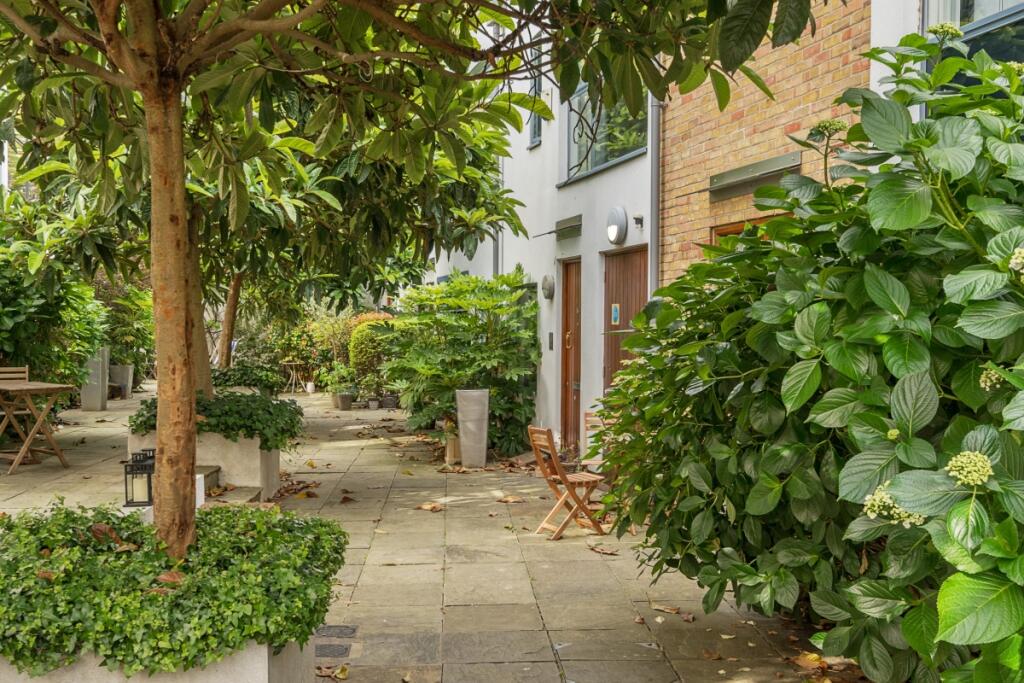 2 bedroom mews property for rent
