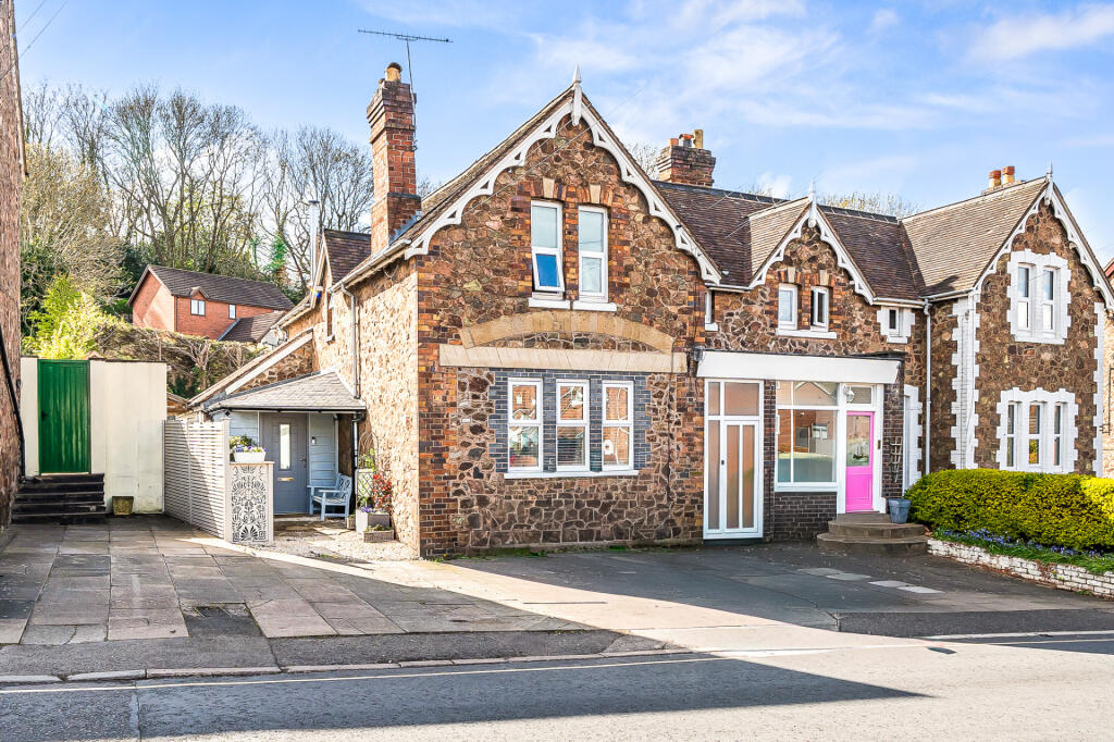 2-bed flat on Newtown Road, Malvern, £210,000