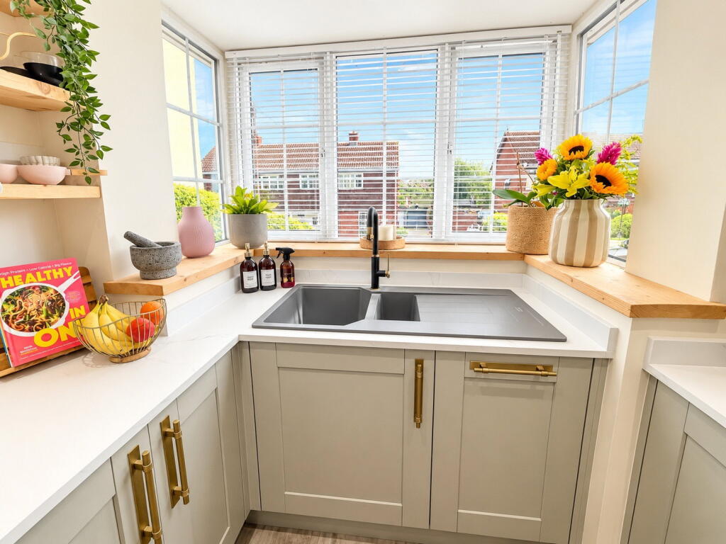 House in Dudley, Saltbrook End - More