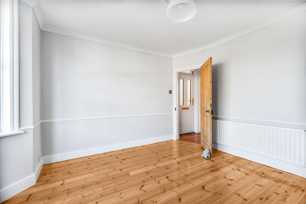 House in Kingston upon Thames - More