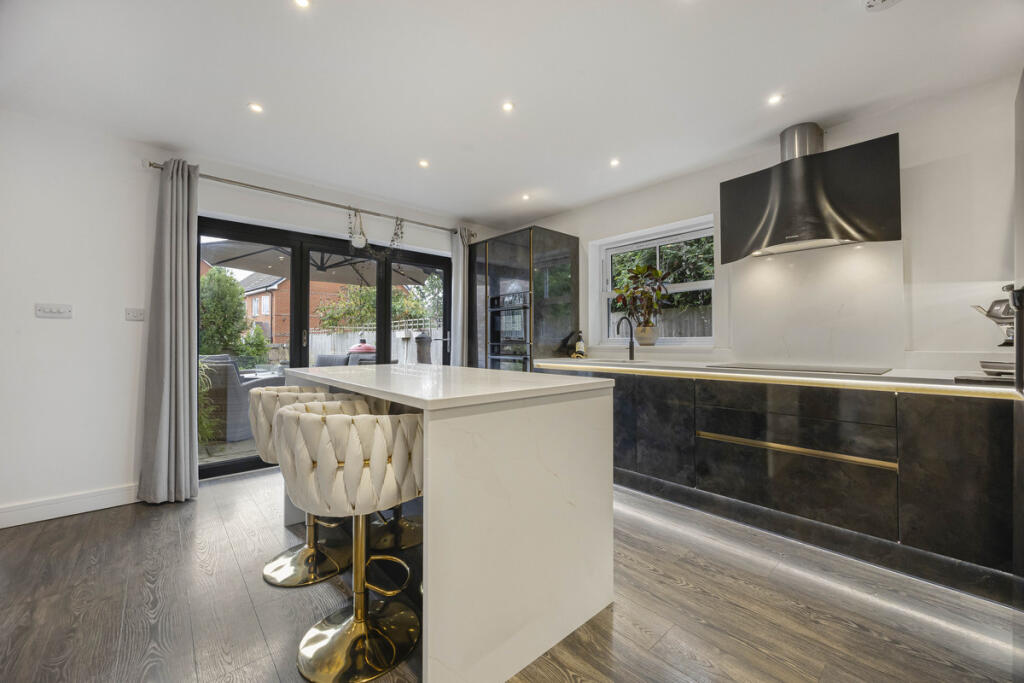 House in Three Mile Cross, Shinfield - View 3