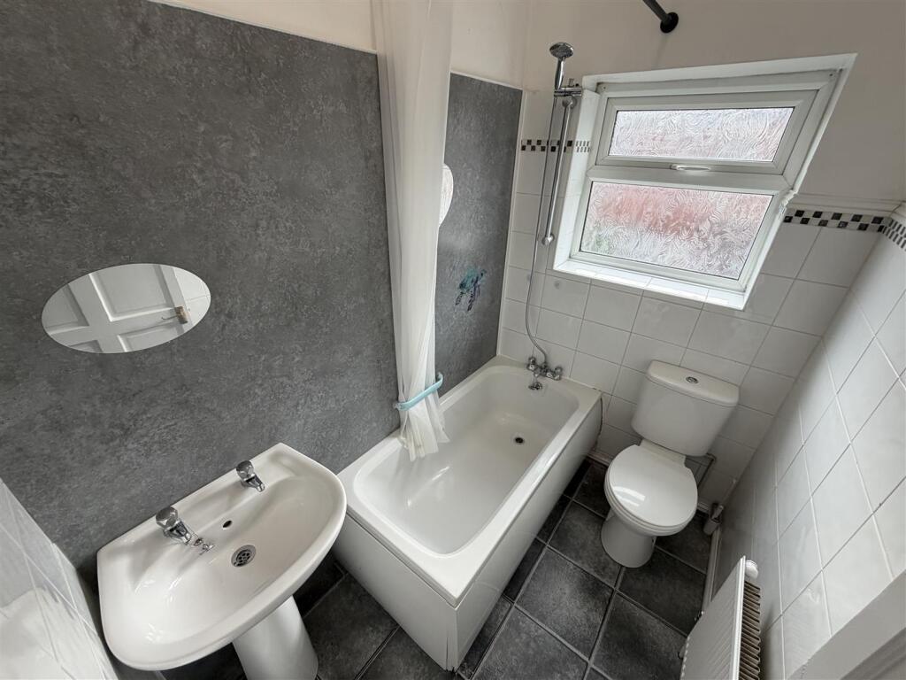 House in Preston, Lane Ends, Ashton-on-Ribble - More