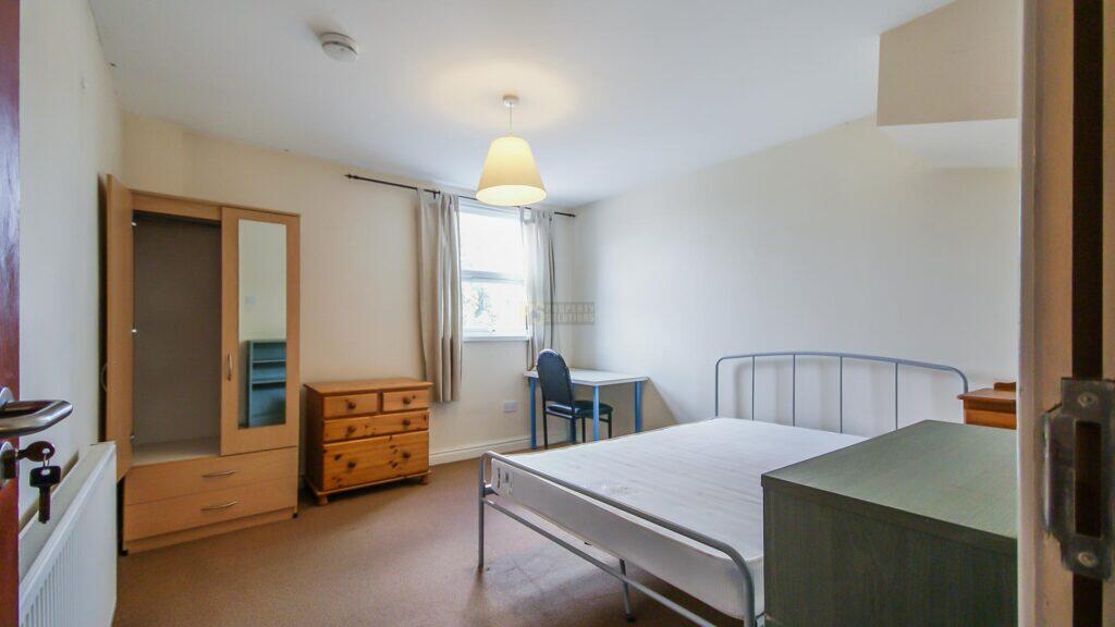 5 bedroom terraced house for rent