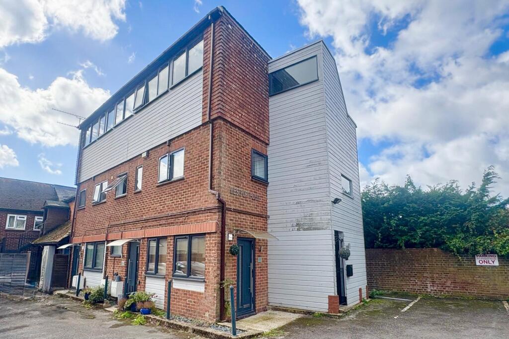 1-bed maisonette on Bentley, Farnham, Hampshire, GU10, £175,000
