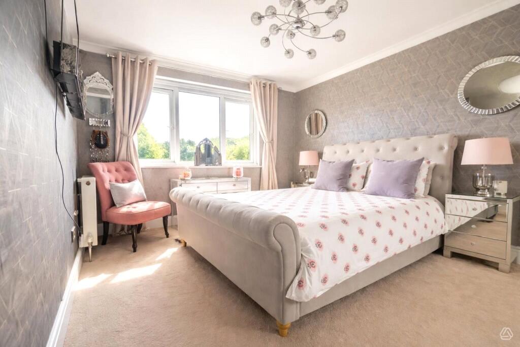 House in Bracknell, Birch Hill - More