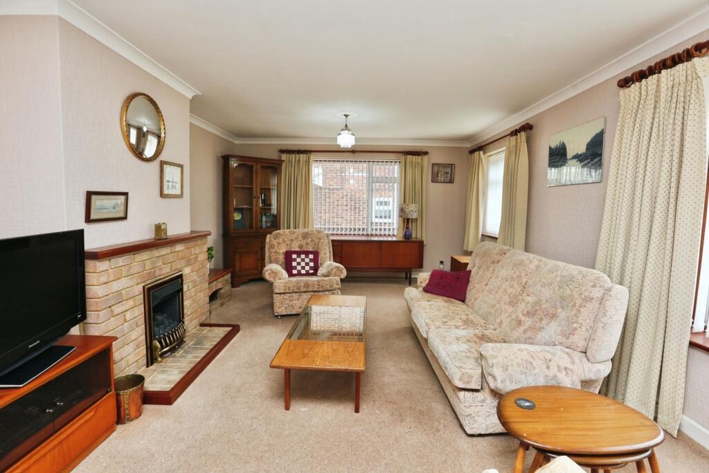 House in Southampton, Locks Heath - More