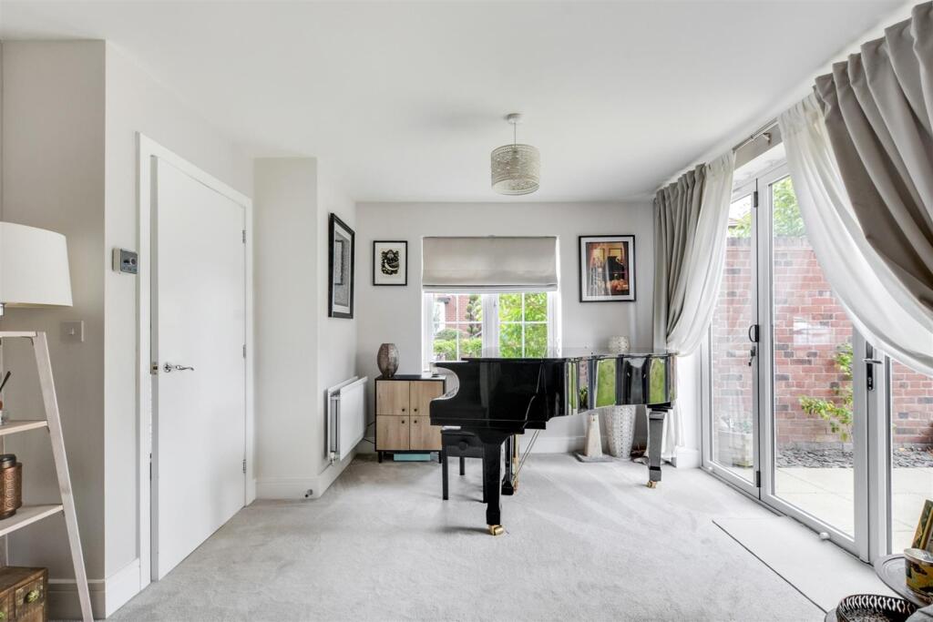 House in Nottingham, Martins Reach, Wollaton Vale - More