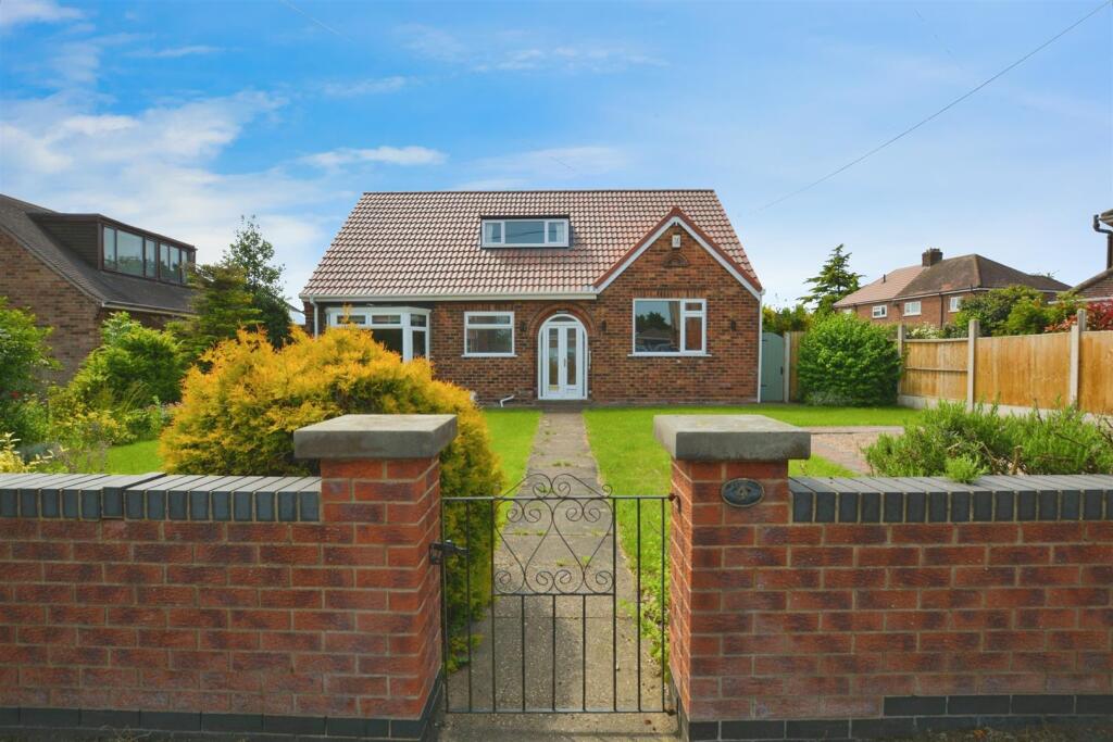 3-bed detached on Cemetery Road, Winterton, £250,000