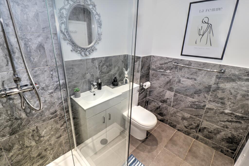 Apartment in Salford, Greater Manchester - View 3