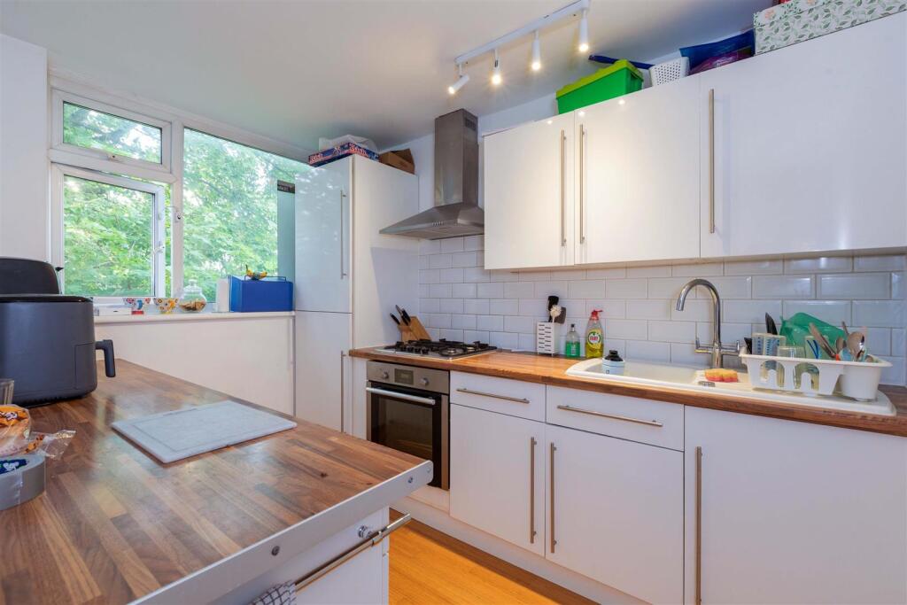 Apartment in Slough, Windsor and Maidenhead - View 2