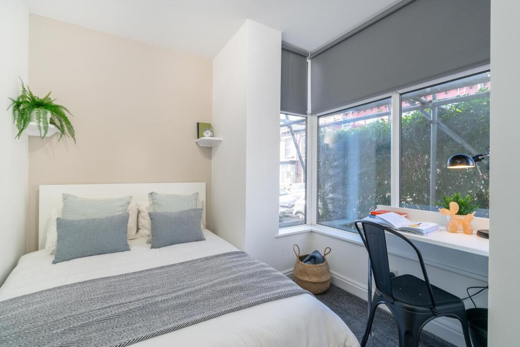 House in Leeds, Headingley Hill, Hyde Park - More